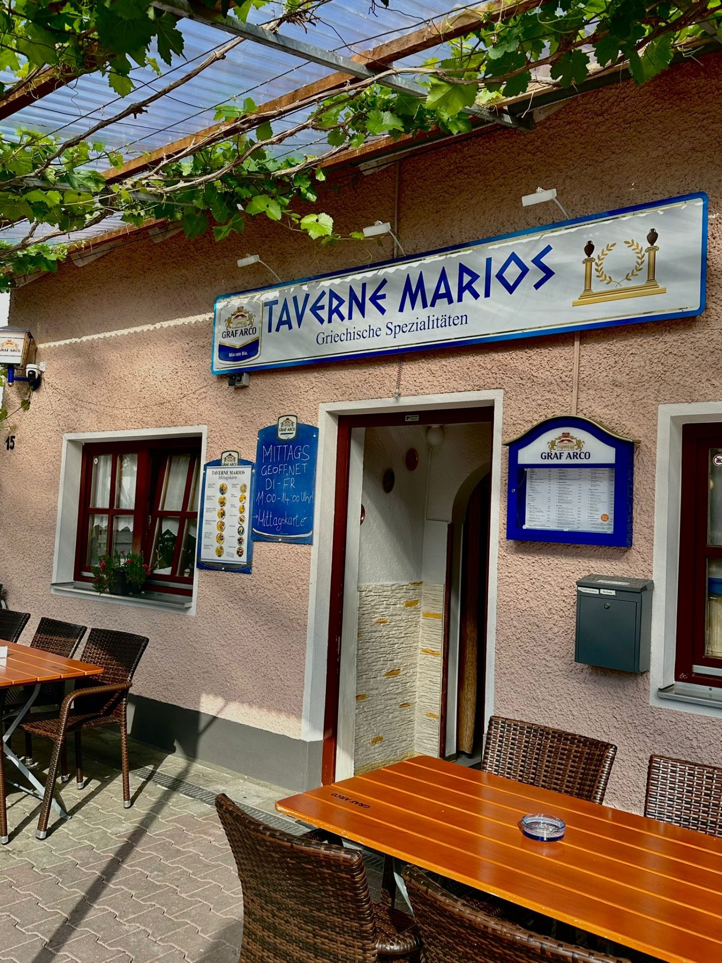 Eingang der Taverne Marios mit Weinlaube